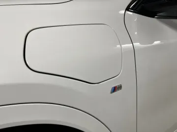 Car image 32