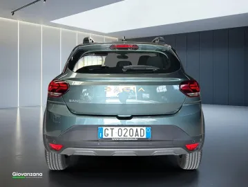 Car image 4