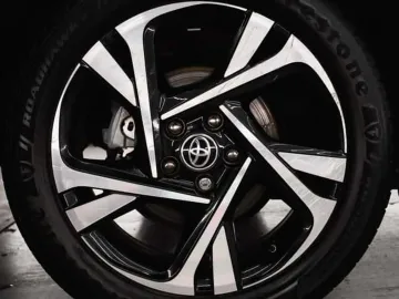 Car image 25
