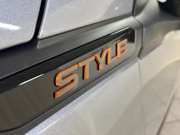 Car image 26