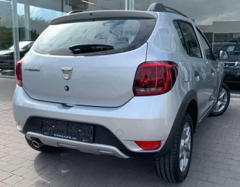 Car image 4
