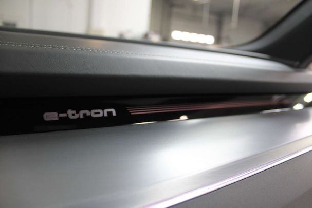 Audi e-tron quattro 370 kW image number 31