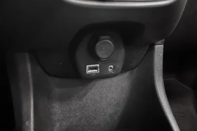 Car image 26