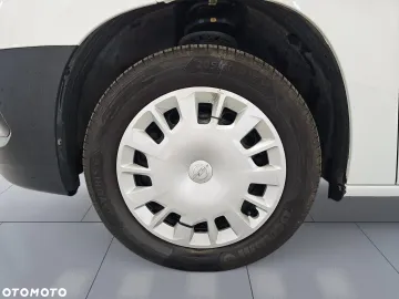 Car image 32