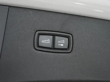 Car image 34