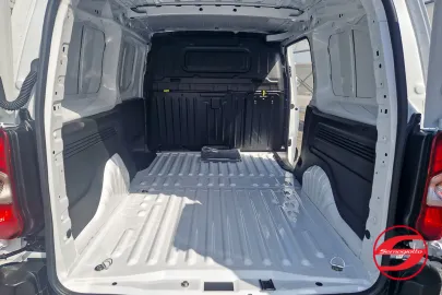 Car image 26