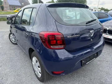 Car image 4