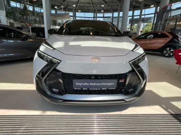 Car image 4