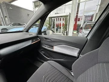 Car image 32