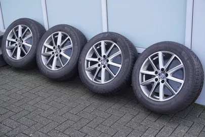 Car image 25