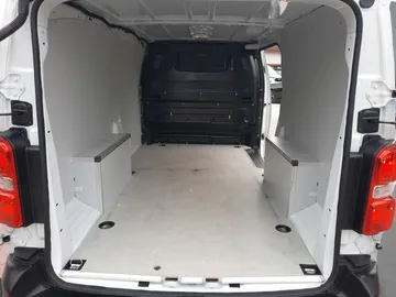 Car image 27