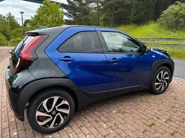 Car image 4