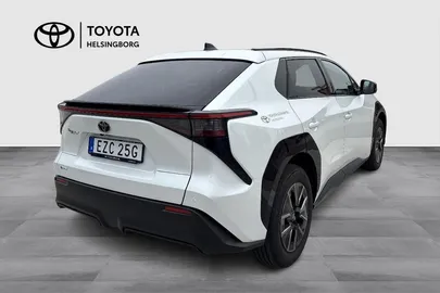 Car image 4