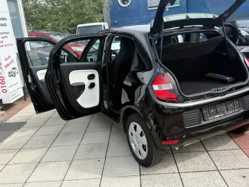 Car image 30