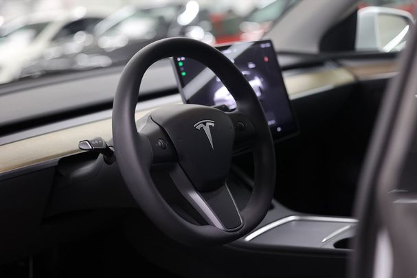 Tesla Model Y Long Range AWD 378 kW image number 13