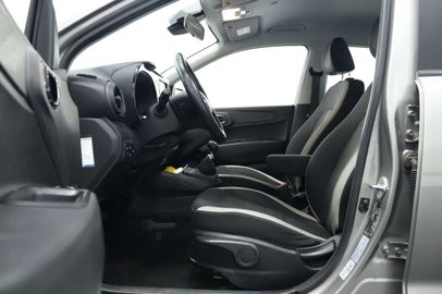 Car image 10