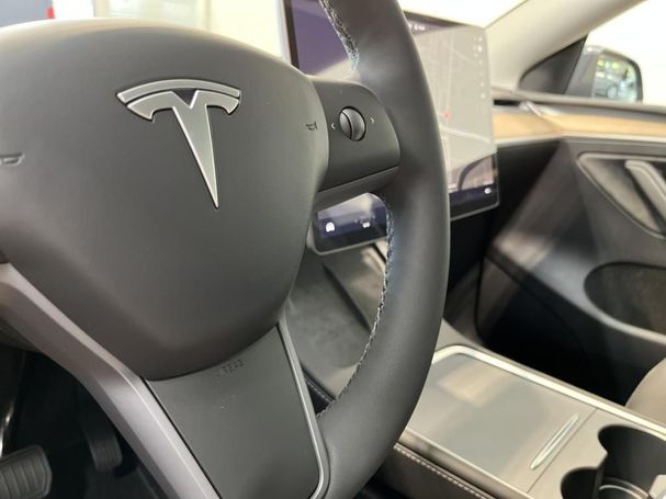 Tesla Model Y Long Range AWD 378 kW image number 16