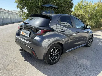 Car image 4