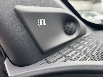 Car image 32