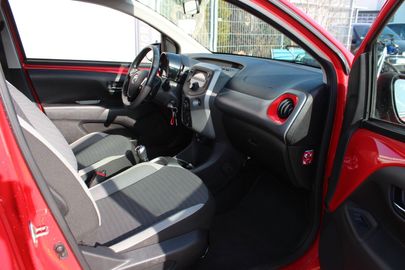 Car image 4