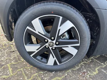 Car image 16