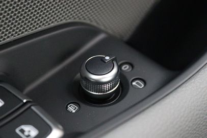 Car image 37