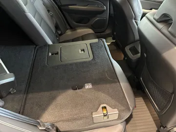Car image 28
