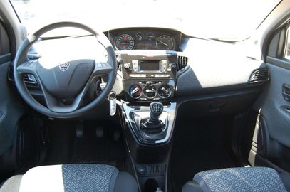 Car image 15