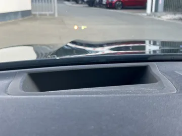 Car image 32