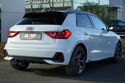 Car image 30