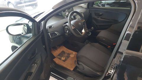 Car image 11