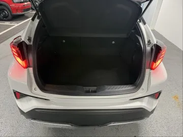 Car image 18