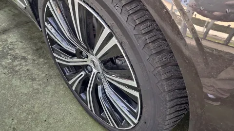 Car image 30