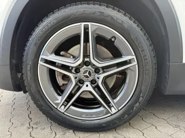 Car image 32