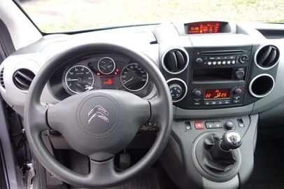 Car image 14