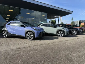 Car image 13