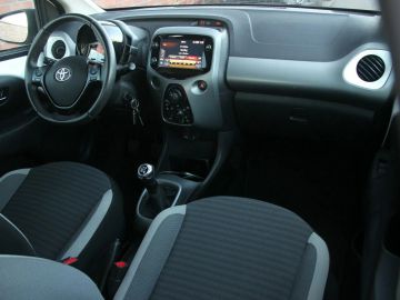 Car image 27