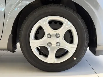 Car image 25