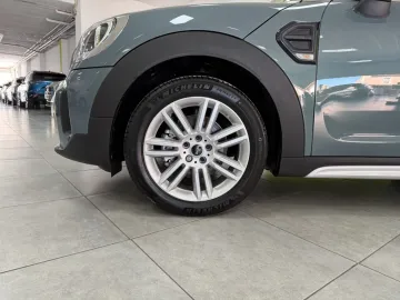 Car image 32