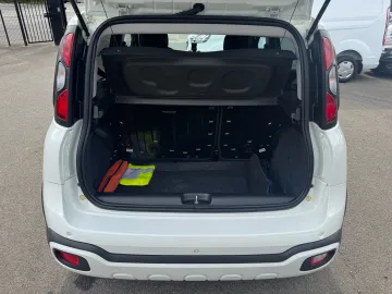 Car image 18