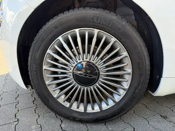 Car image 28