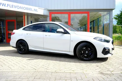 Car image 3
