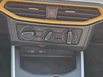 Car image 32