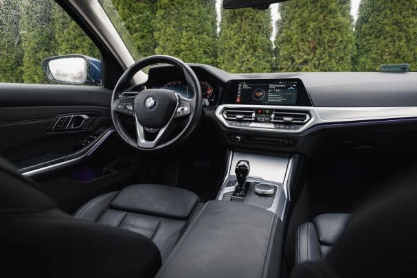 BMW 320d Touring xDrive 140 kW image number 17