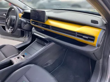 Car image 25