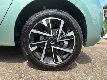 Car image 18