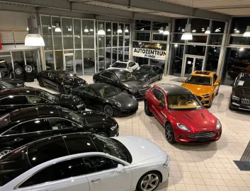 Car image 18