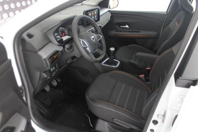 Car image 12