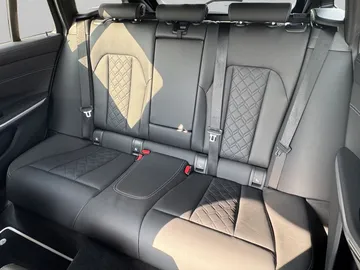 Car image 32