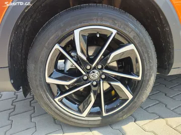 Car image 32